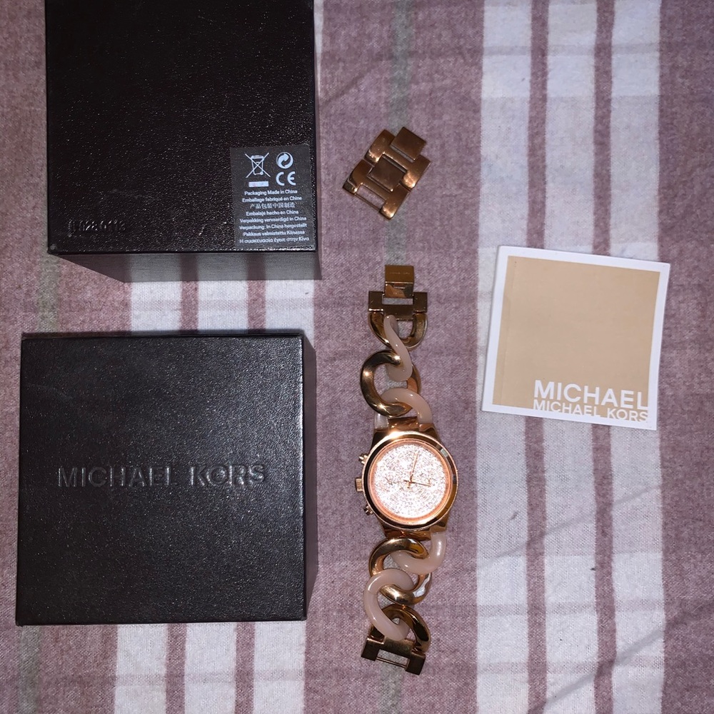 Michael Kors Rose Gold Watch - Picture 4 of 6